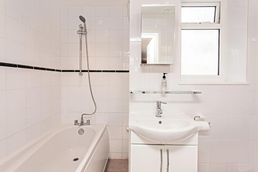 Awesome Apartment In The Heart Of Camden Town Лондон Экстерьер фото